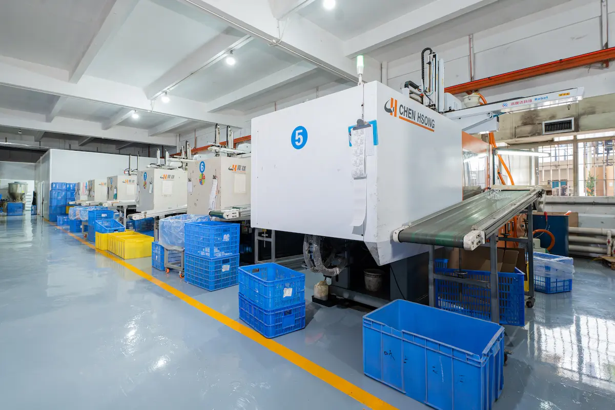 plastic-injection-molding-workshop.webp plastic-injection-molding-workshop.webp