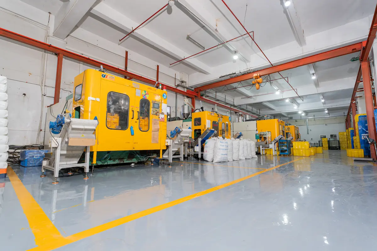 automatic-bottle-blowing-machine-workshop.webp automatic-bottle-blowing-machine-workshop.webp